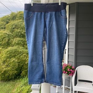 Motherhood Maternity cropped/capri jeans, medium wash, size L.